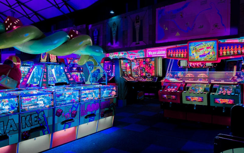 法国国家足球队队员身穿蓝色球衣在球场上奔跑拼抢
